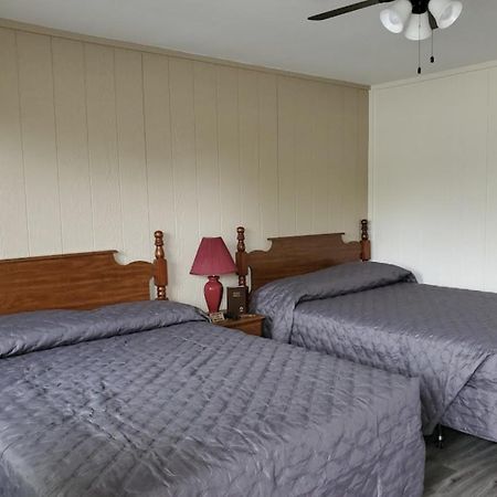 Axtons Bass City Lake Front Resort Emory ภายนอก รูปภาพ