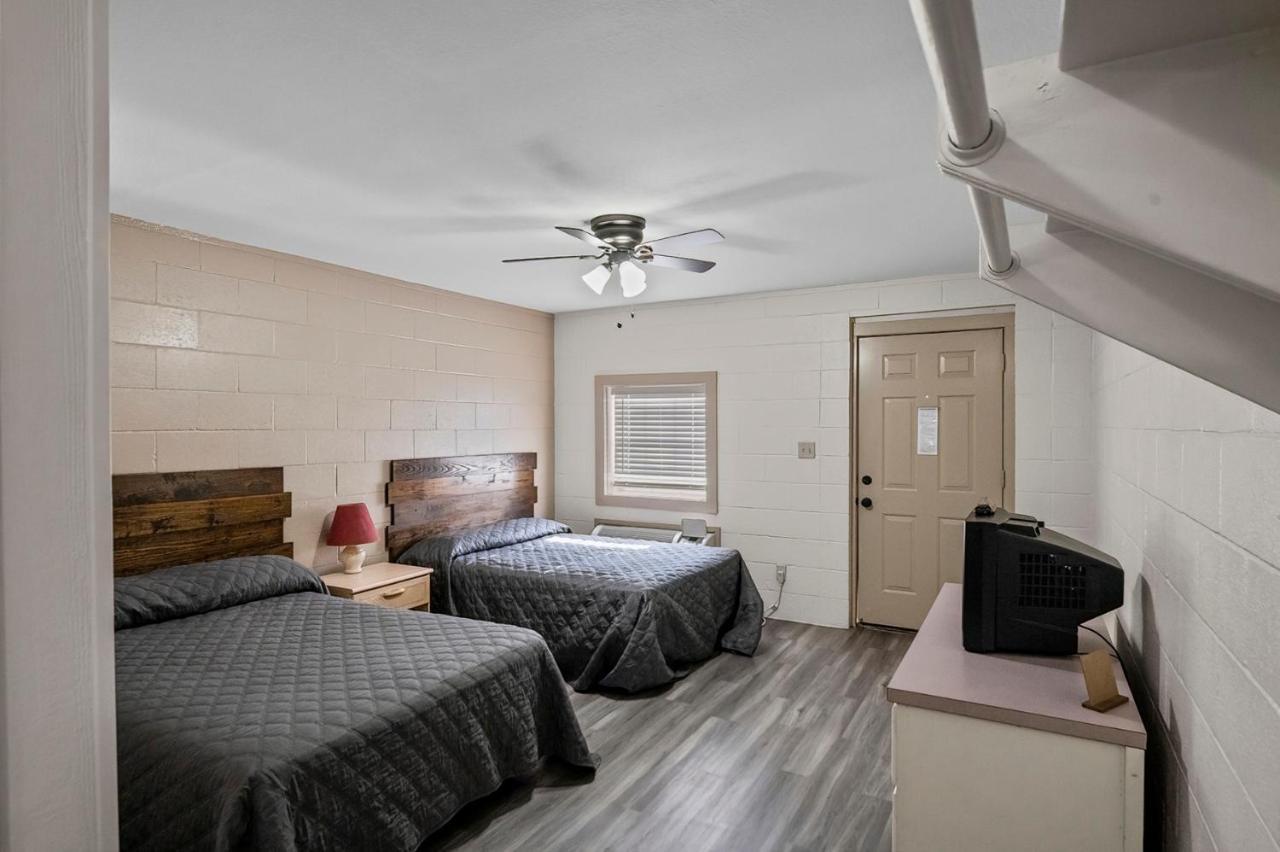 Axtons Bass City Lake Front Resort Emory ภายนอก รูปภาพ