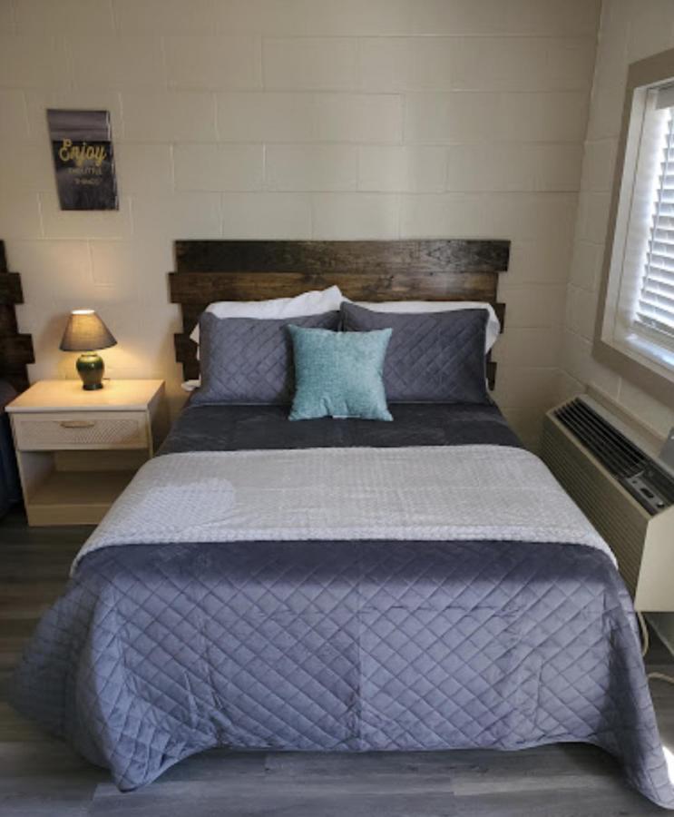 Axtons Bass City Lake Front Resort Emory ภายนอก รูปภาพ